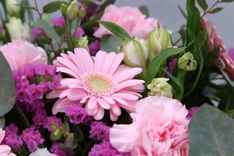 Różowa gerbera w bukiecie kwiatów